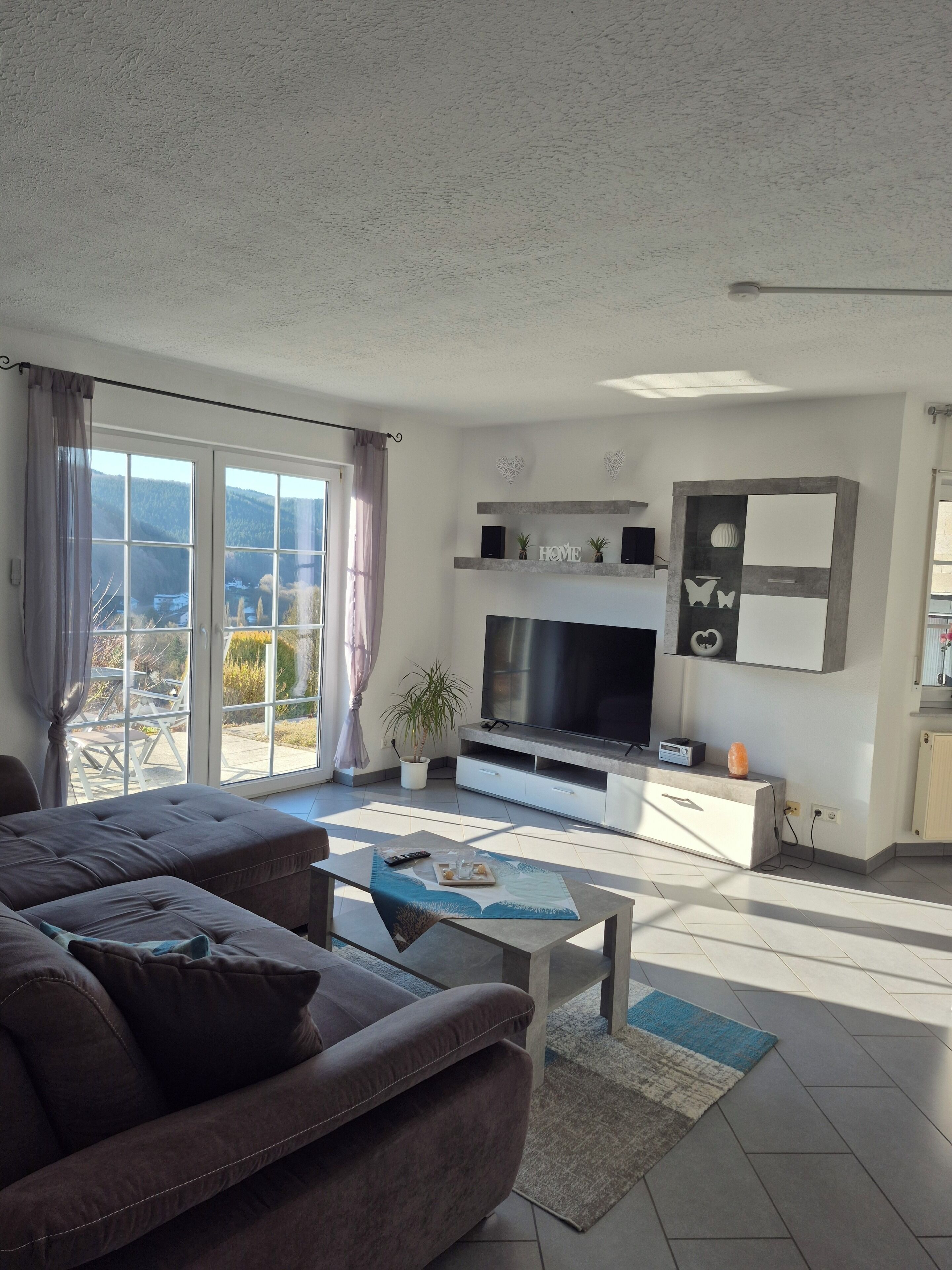 Een smart-tv, boeken en een stereo