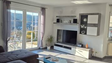 Een smart-tv, boeken en een stereo