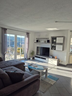 Smart TV, books, stereo - Gemütliche Ferienwohnung mit Traumhaftem Blick ins Kylltal (Birresborn)