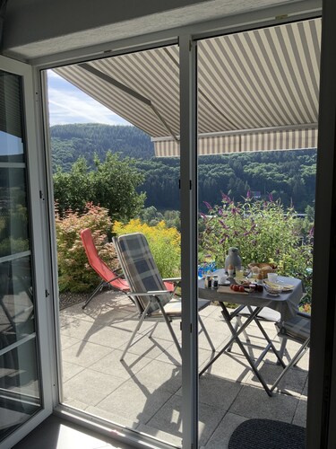 Gemütliche Ferienwohnung mit Traumhaftem Blick ins Kylltal