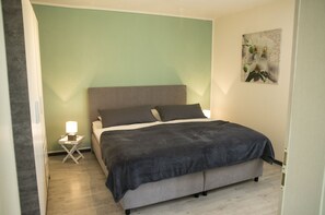 1 bedroom, free WiFi, bed sheets - Gemütliche Ferienwohnung mit Traumhaftem Blick ins Kylltal (Birresborn)