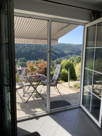 Gemütliche Ferienwohnung mit Traumhaftem Blick ins Kylltal