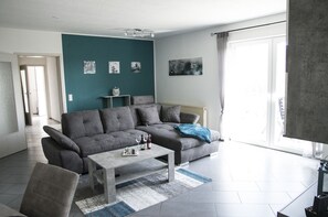 Smart-TV, Bücher, Stereoanlage