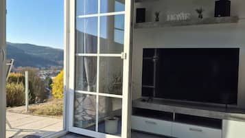 Smart-TV, Bücher, Stereoanlage