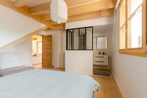 3 bedrooms, desk, iron/ironing board, free WiFi