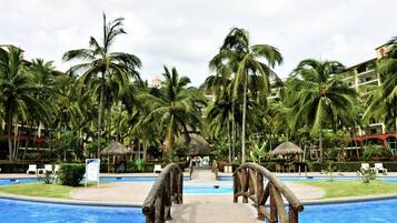 Una piscina al aire libre, una piscina climatizada