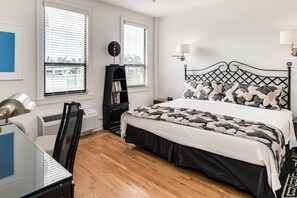 1 habitación, tabla de planchar con plancha y cuna de viaje 
