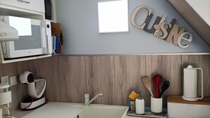 Wasserkocher mit Kaffee-/Teezubehör, Kühlschrank, Mikrowelle, Ofen