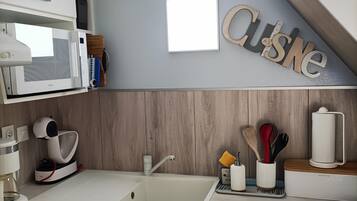 Réfrigérateur, micro-ondes, four, plaque de cuisson