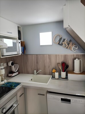 Køleskab, mikrobølgeovn, ovn, kogeplade