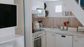 Geladeira, micro-ondas, fogĂŁo, cooktop