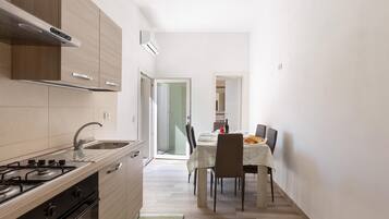 Kühlschrank, Herdplatte, Kochgeschirr/Geschirr/Besteck