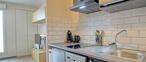 Kühlschrank, Mikrowelle, Herdplatte, Geschirrspüler