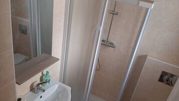 Haartrockner, Handtücher, Seife, Shampoo