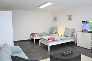 1 chambre, fer et planche à repasser, lit parapluie, Wi-Fi gratuit