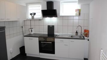 Frigorífico, microondas, horno y placa de cocina