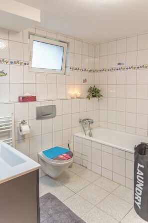 Bathtub, hair dryer, towels, soap - Ferienwohnung Morgentau - Ihr Zuhause auf Zeit- (Germersheim)