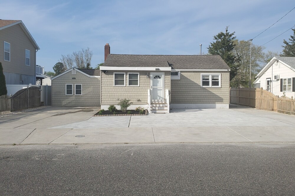 Pet Friendly Near Cape May / Wildwood 3 BRs 2 Bath Sleeps12 with Fenced in Yard