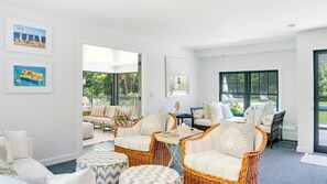 TV, ping pong, stereo