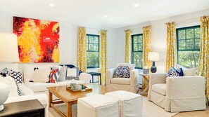 Een televisie, een tafeltennistafel en een stereo