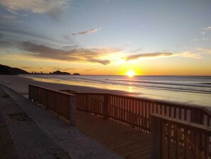 Playa en los alrededores y camastros 