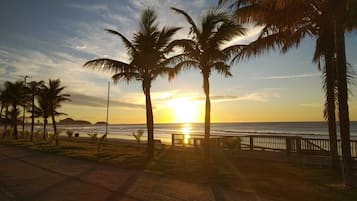 Vlak bij het strand, ligstoelen aan het strand