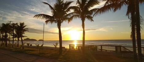 Vlak bij het strand, ligstoelen
