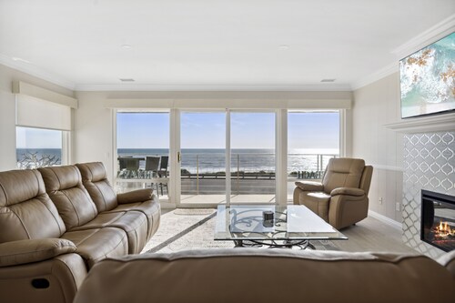 BEACH FACING! Large 3BR - 180 panoramic ocean views, steps to sand and Village!