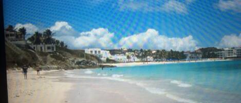 Na praia, espreguiçadeiras, toalhas de praia