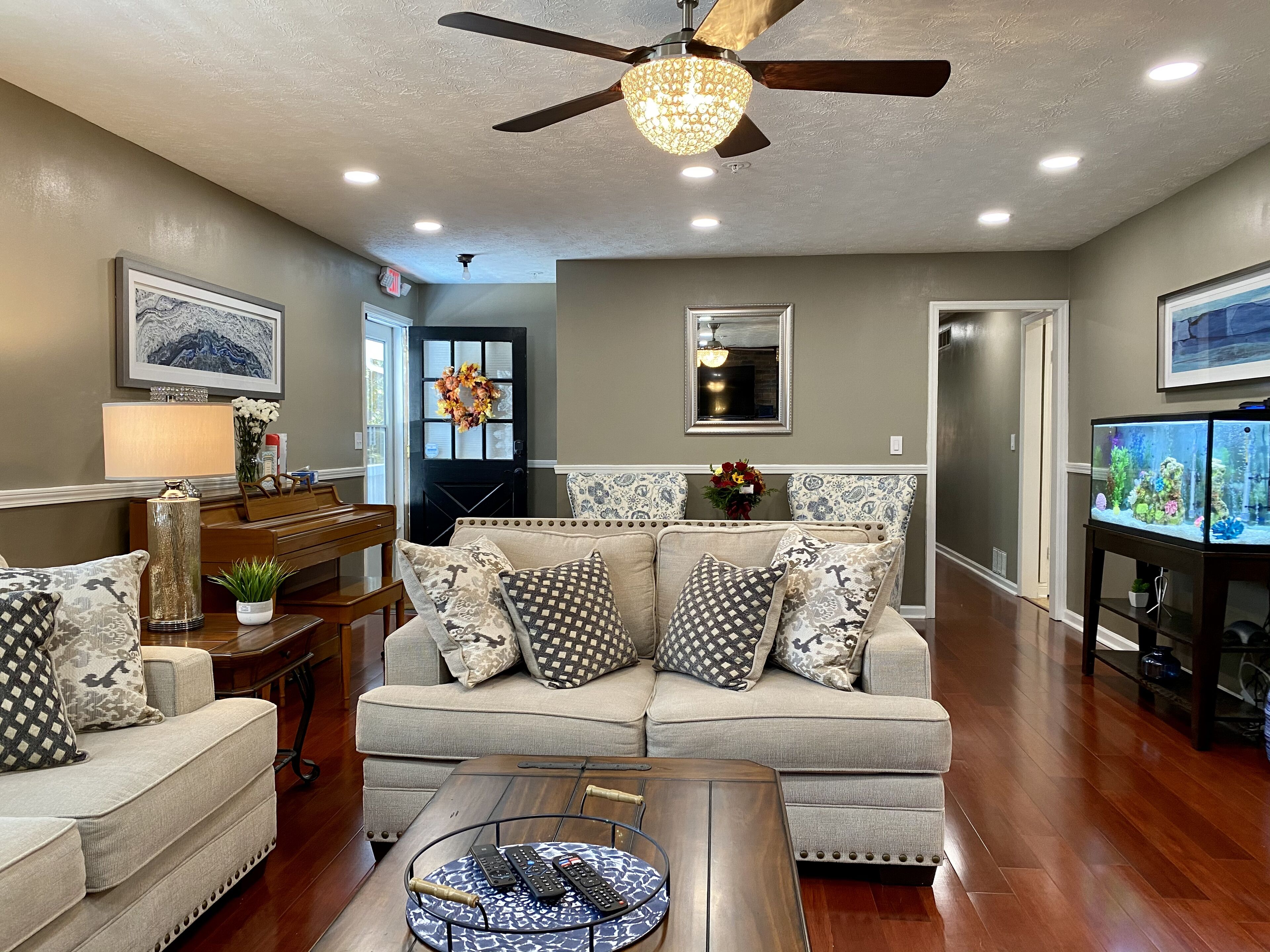 TV connectée, cheminée, livres, chaîne hi-fi