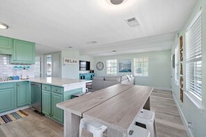 雪櫃、微波爐、焗爐、爐具