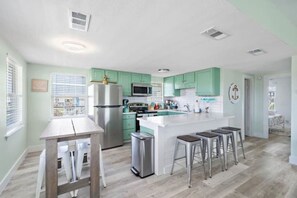 雪櫃、微波爐、焗爐、爐具