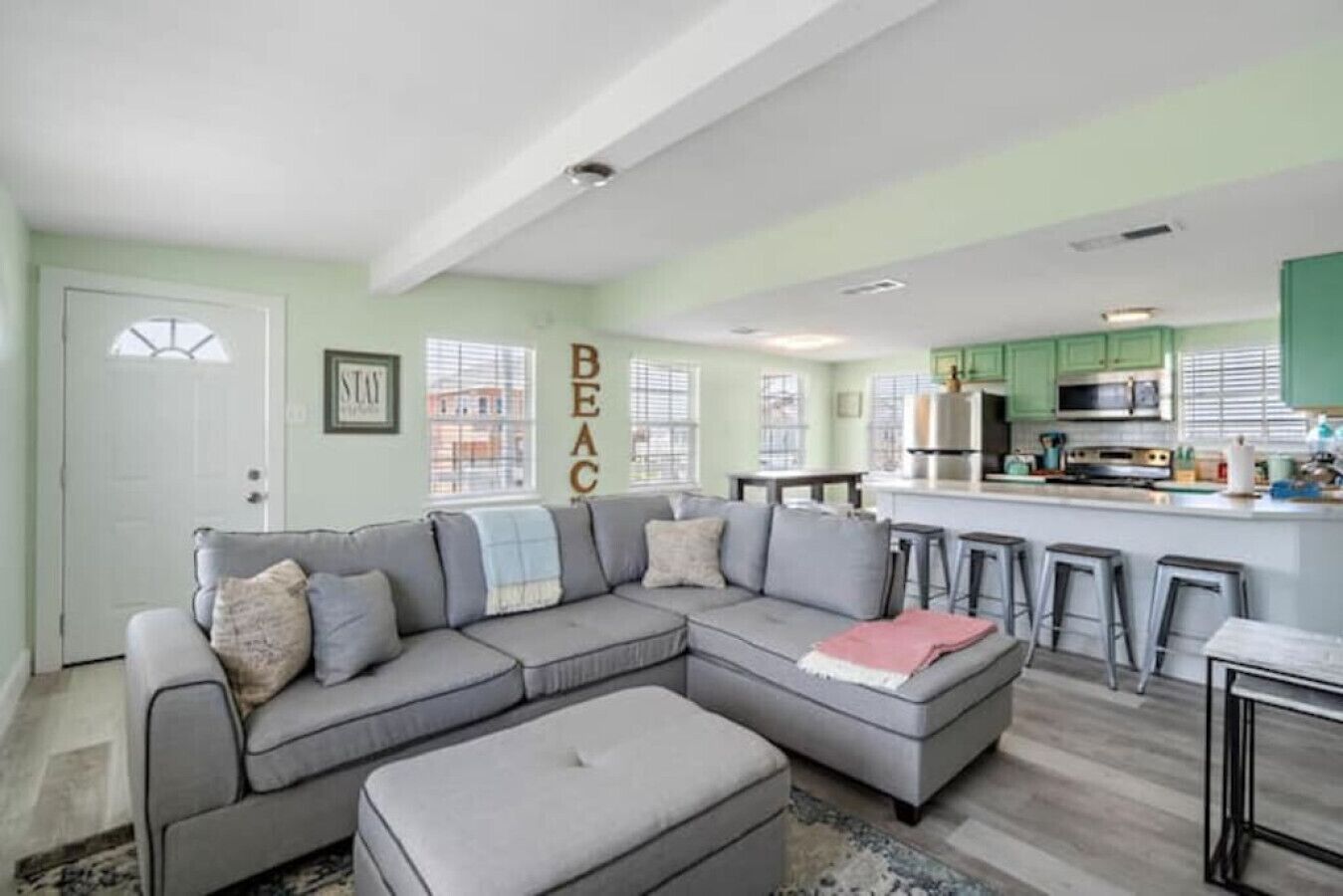 TV connectée, jeux vidéo, baby-foot, livres