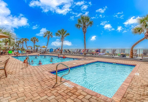 Alberca techada y alberca al aire libre