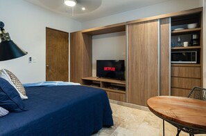 2 Schlafzimmer, Schreibtisch, Bügeleisen/Bügelbrett, Reisekinderbett