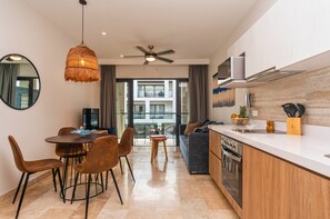 Kjøleskap, mikrobølgeovn, ovn og kokeplater