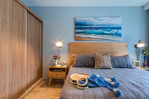 2 chambres, bureau, fer et planche à repasser, lit parapluie