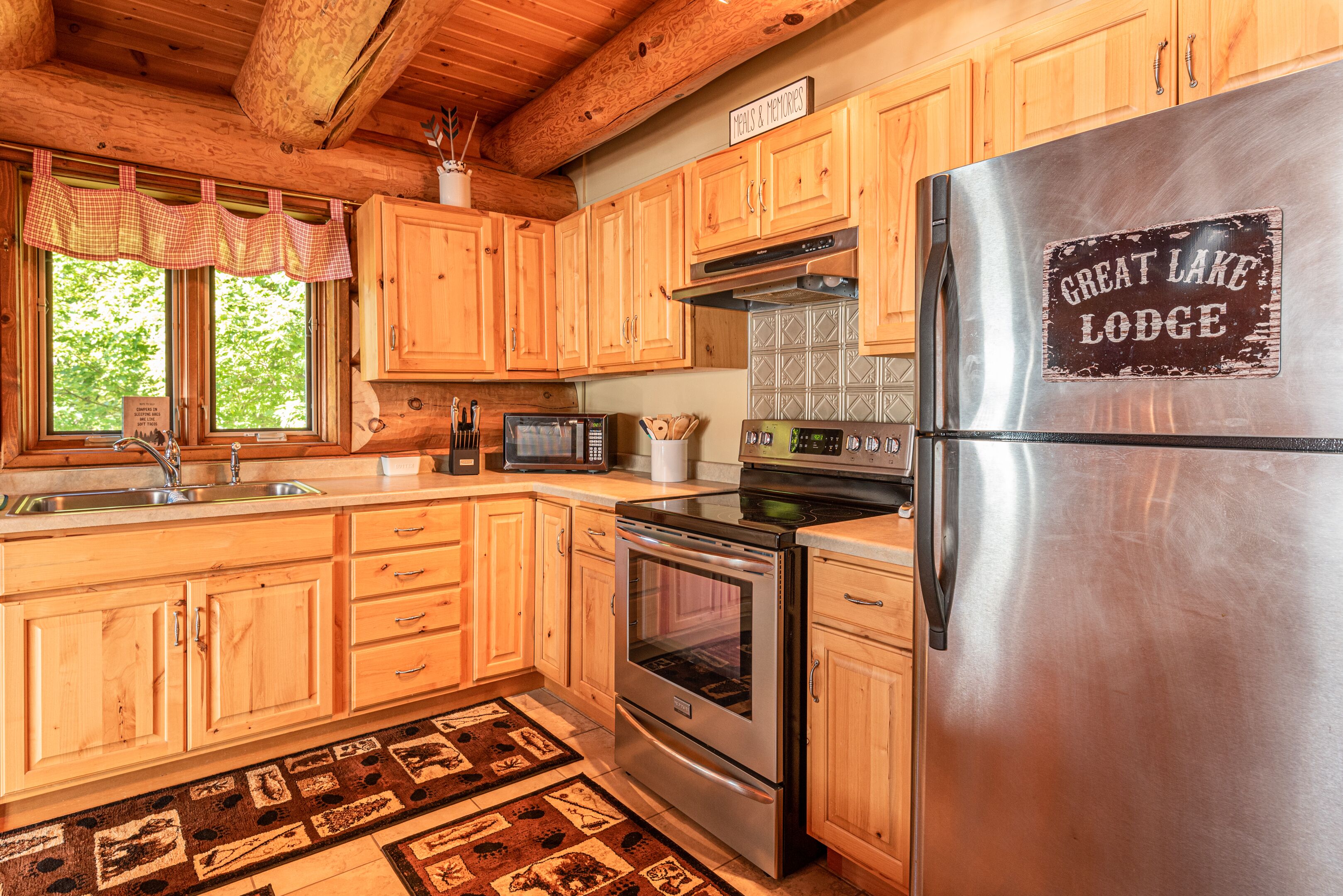 Beautiful Log Home on Lake Michigan - Great fall color tour central location