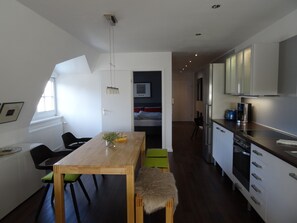 Fridge, microwave, oven, stovetop - Design Apartment (Berlin)