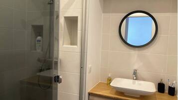 Dusche, Haartrockner, Handtücher, Seife