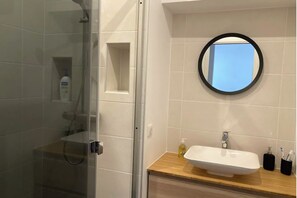 Dusche, Haartrockner, Handtücher, Seife