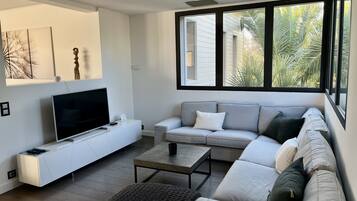 Télévision, baby-foot, livres