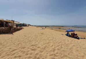 Ubicación a pie de playa y tumbonas
