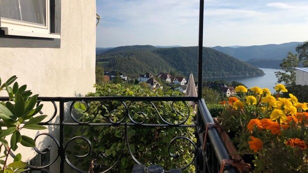 A balcony with a view of a lake and hills. - Apartment with lake view (Waldeck)