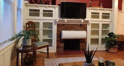 Spacious New York Style Studio Apartment Walking Distance to Hospitals