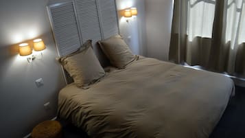 6 slaapkamers, een bureau, een strijkplank/strijkijzer, reisbedje