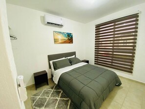 3 slaapkamers, een strijkplank/strijkijzer, gratis wifi, beddengoed