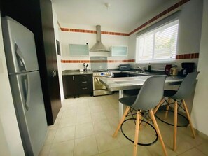 Een koelkast, een magnetron, een oven, een koffiezetapparaat/waterkoker