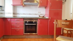 Frigorífic, microones, forn i placa de cuina 