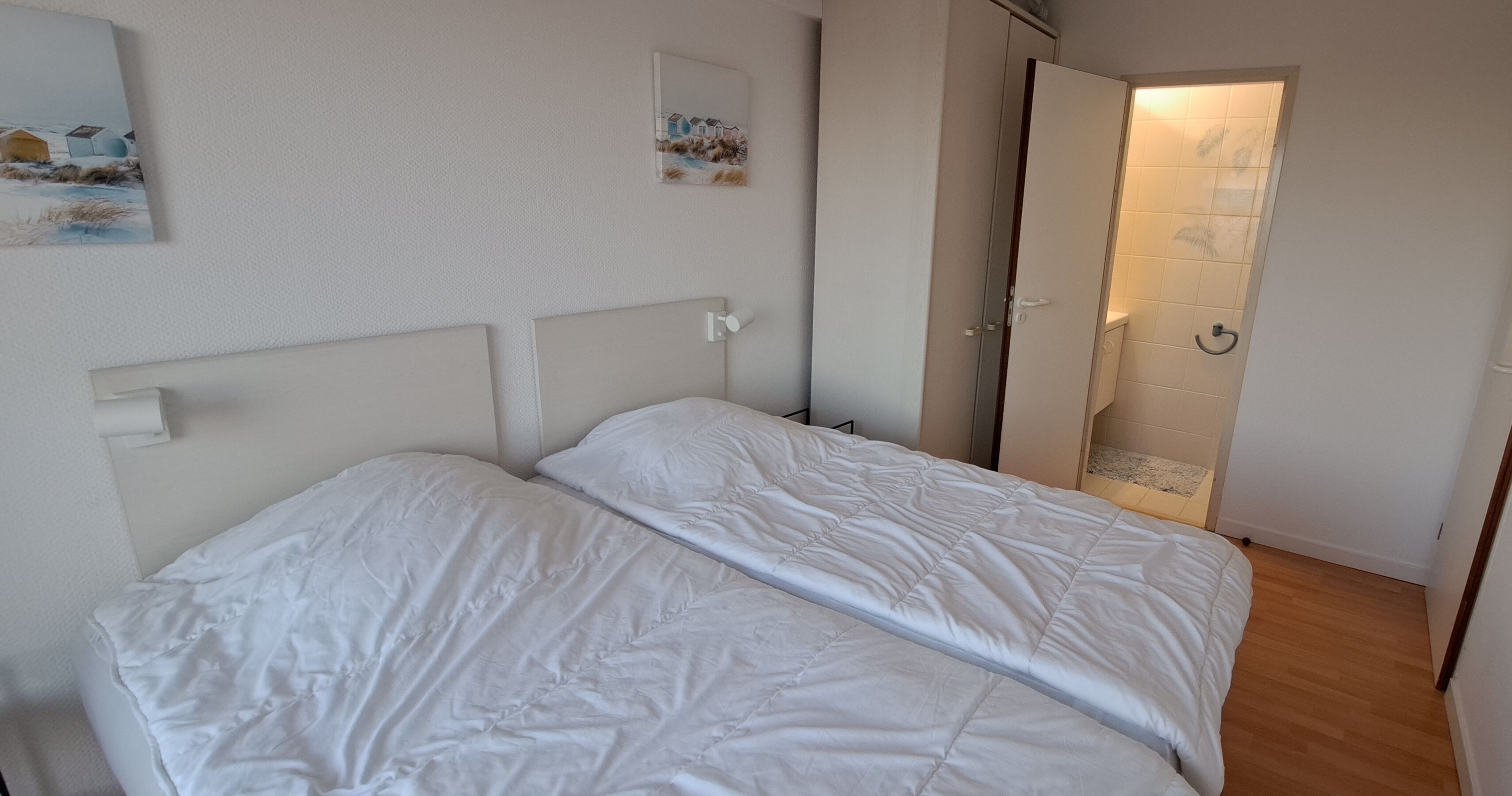 2 chambres, coffres-forts dans les chambres, fer et planche à repasser